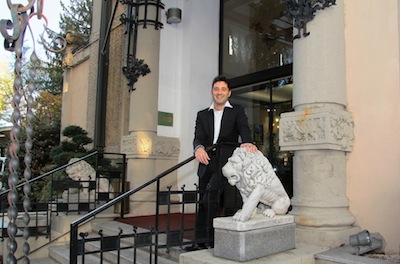 Claudio Maria Castiglioni davanti al palace Hotel